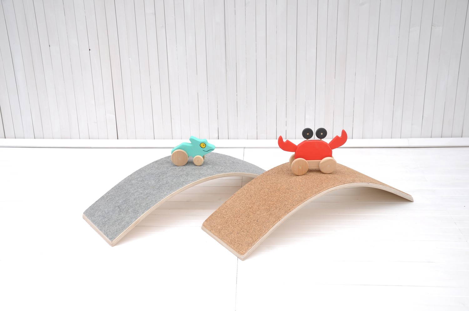 Balansbord met vilt of kurk voor dreumes, peuters en kleuters "Wobbly Toddly Fit"