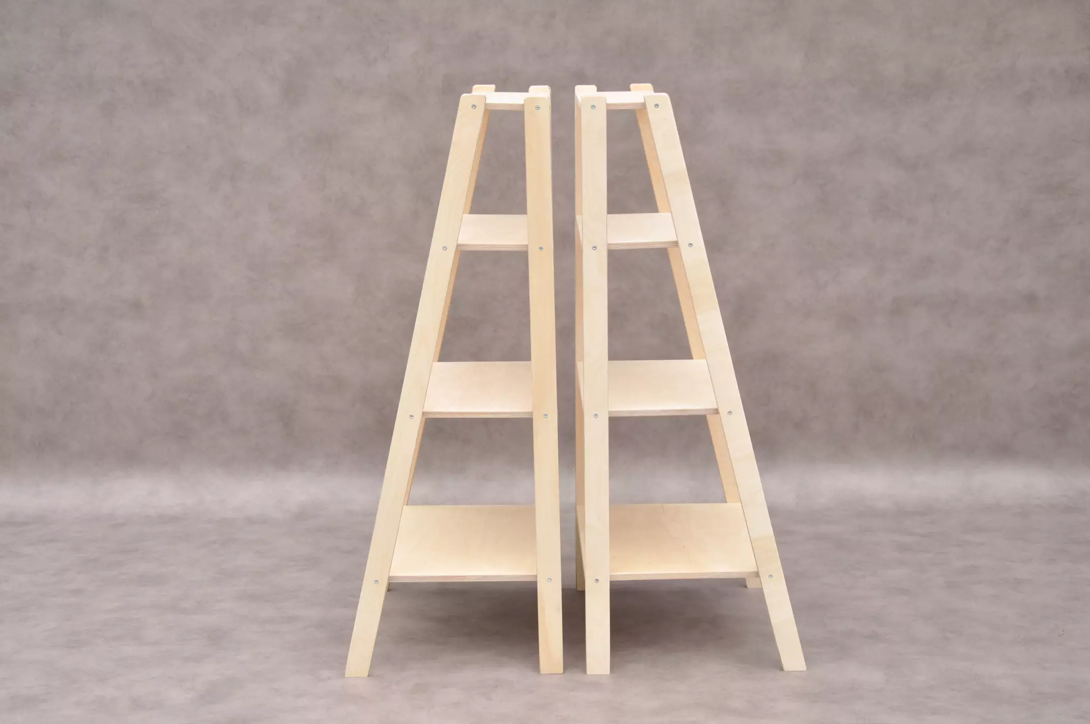 De houten kasten van Barin Toys voor kleine kinderen: een kinderboekenkast, een speelgoedkast of een kinderkledingkast - Montessori-opvang kinderkamer meubel.