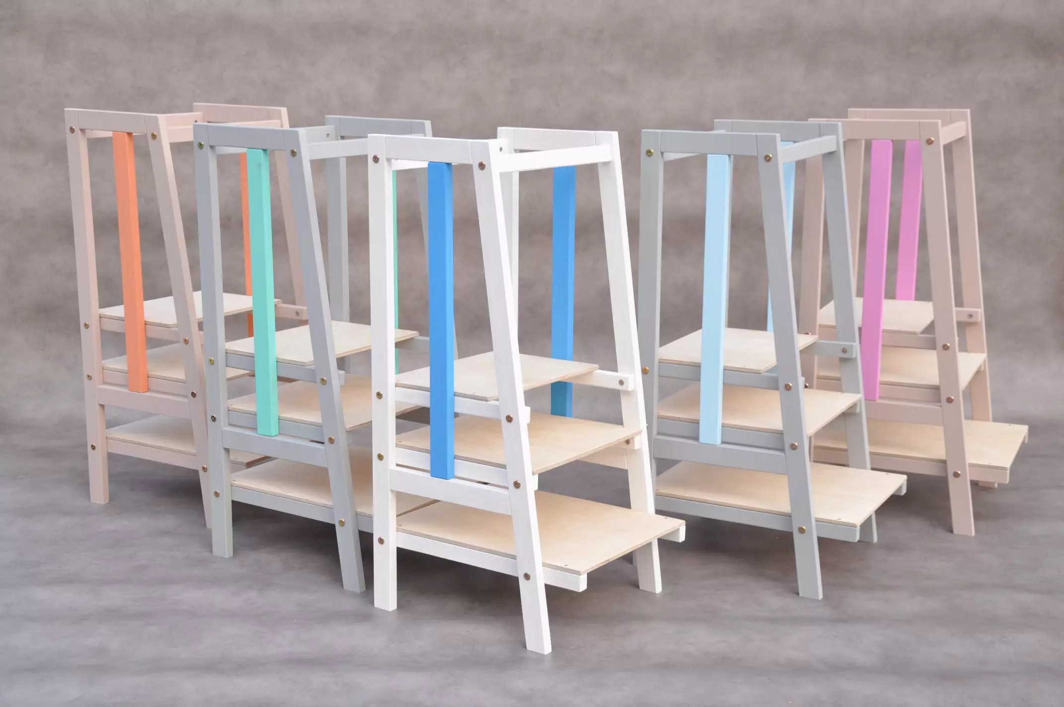 Kinderopvang meubels van Barin Toys merk winkel - Stripe houten kind leertoren voor Montessori peuters en dreumes in de keuken.