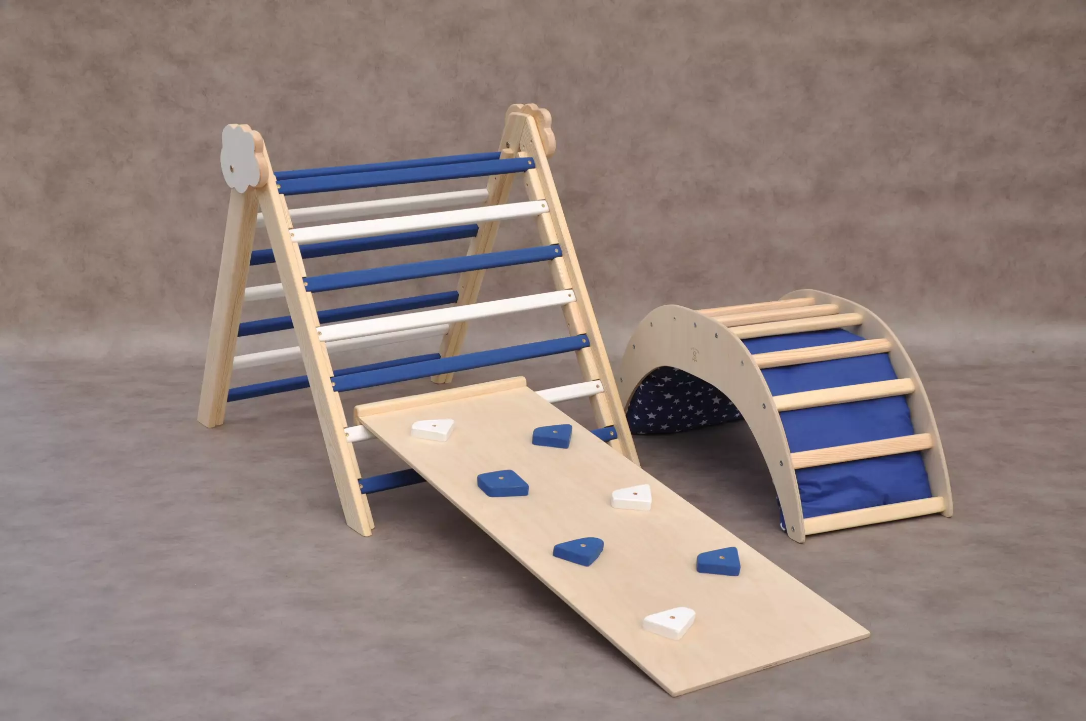 Montessori kado voor 2 - 3 jaarige jongens - Wolk Marien houten klimrek voor binnen met glijbaan en klimboog met kussen speelgoed van Barin Toys speelgoedwinkel.