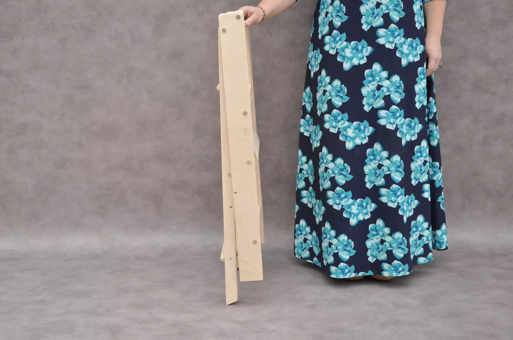 Barin Toys Slim Authentic opvouwbare leertoren in ingeklapte positie, compact keukenkrukje voor thuisgebruik.