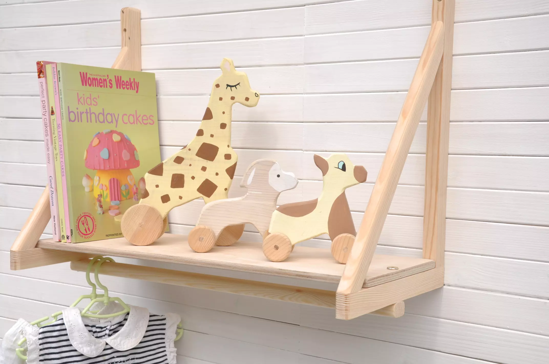 Wandplank kapstok voor babykamer direct leverbaar, Zeilplank houten wandrek bestel je online bij Barin Toys.