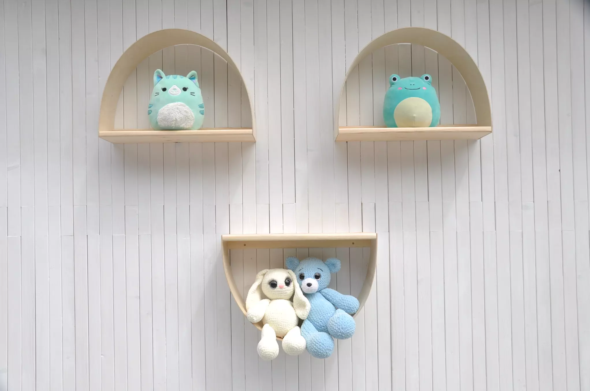 Kinderkamer muur plank voor knuffels en boekenplank - Barin Toys Smile origineel kado en tienerkamer decoratie koop in de webwinkel BarinToys.nl met gratis verzending.