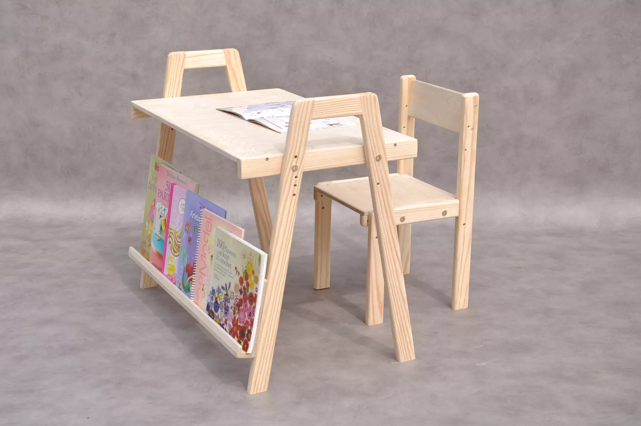 Montessori kleutersbureau van Barin Toys met boekenplank en houten stoel.