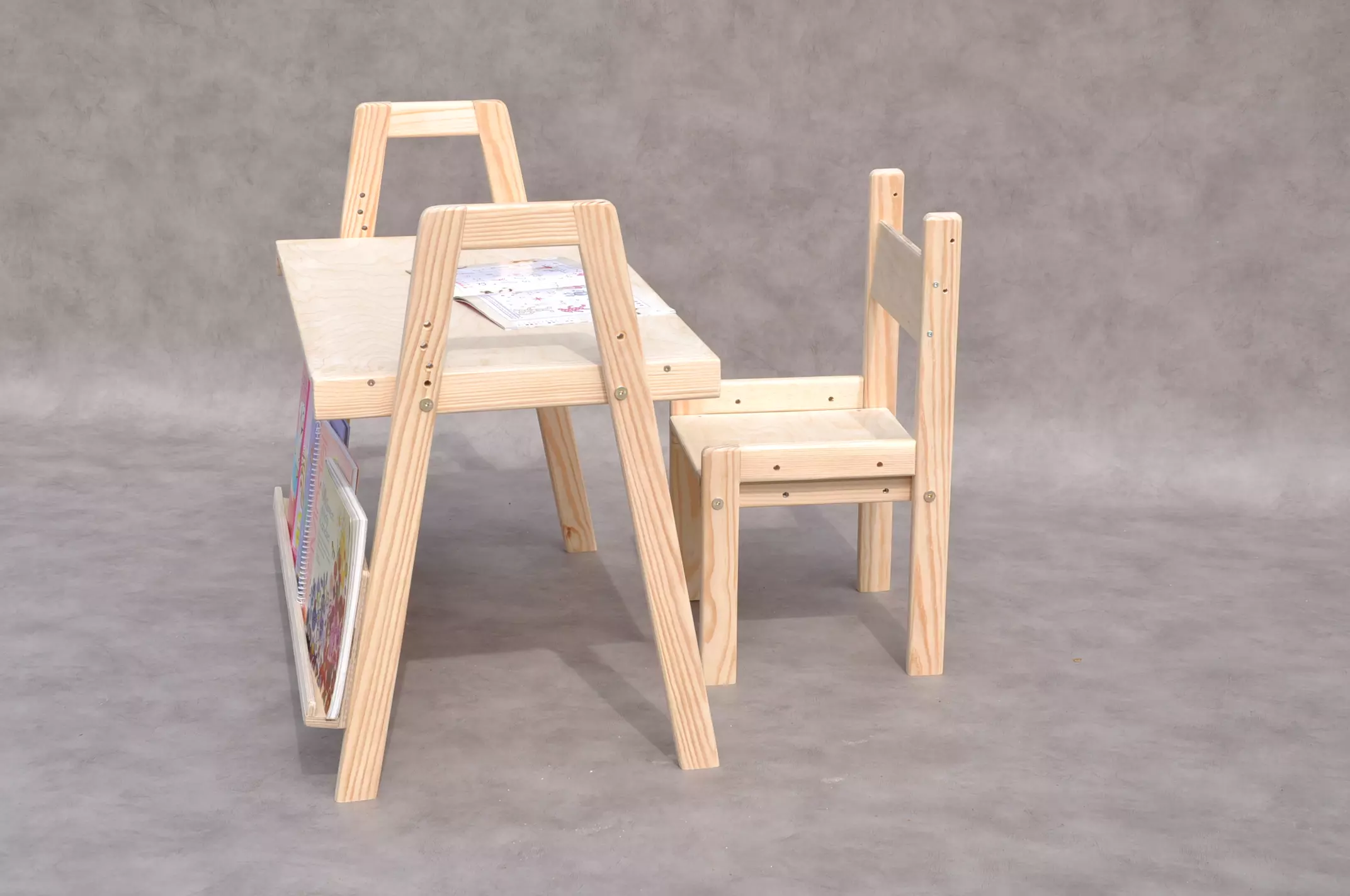 Houten peuter bureau met ergonomische stoel van Barin Toys.