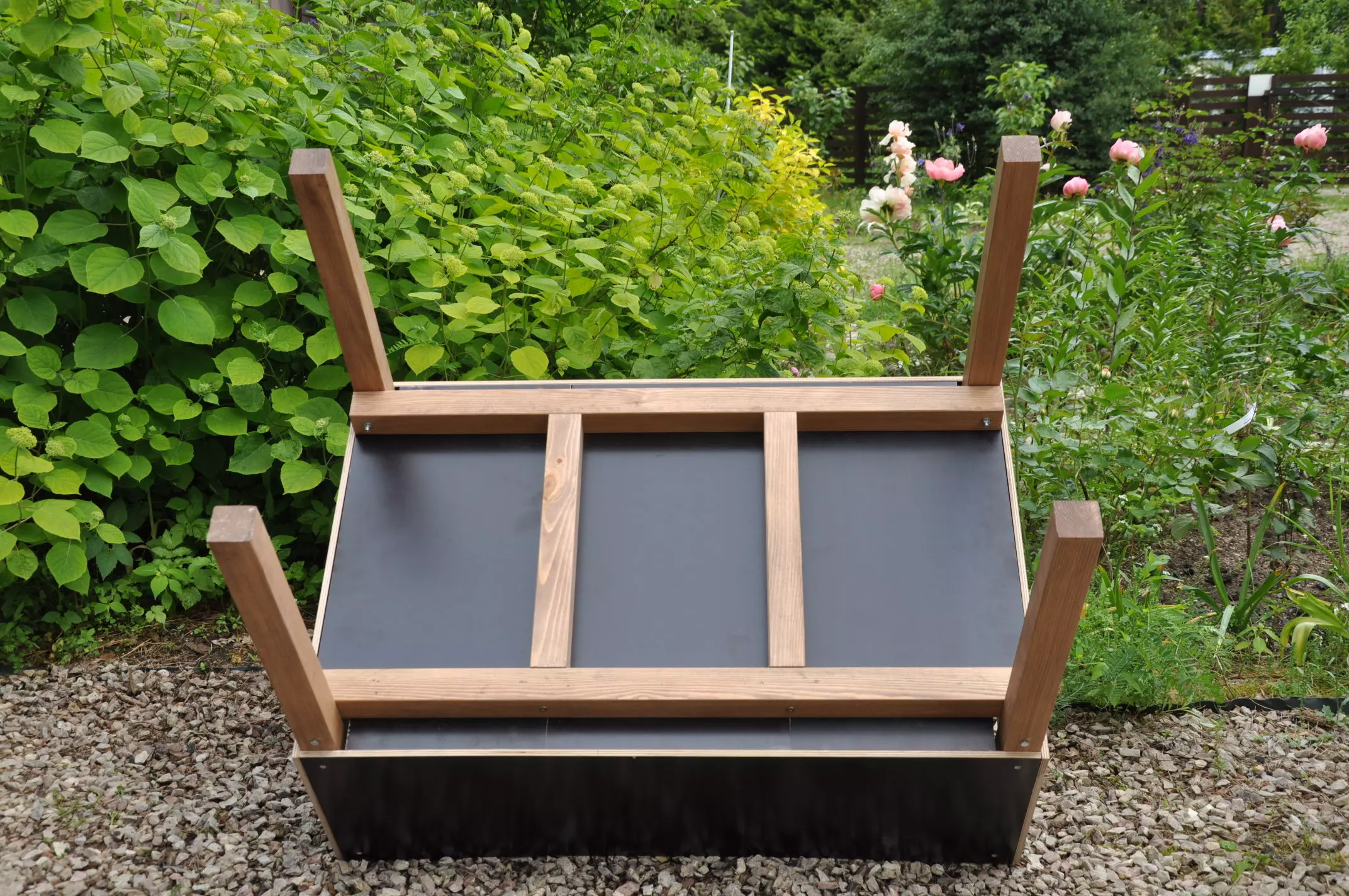 Massief versterkte bodem van de brede moestuinbak met heavy-duty stalen boutverbindingen