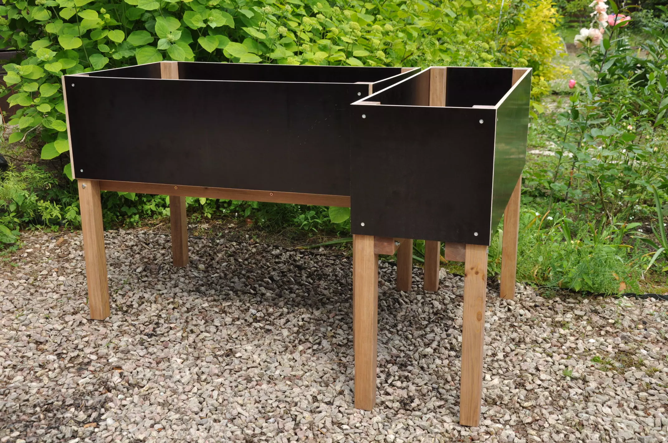 Diverse tuinopstellingen door combinatie van smalle en brede moestuinbakken voor maatwerk