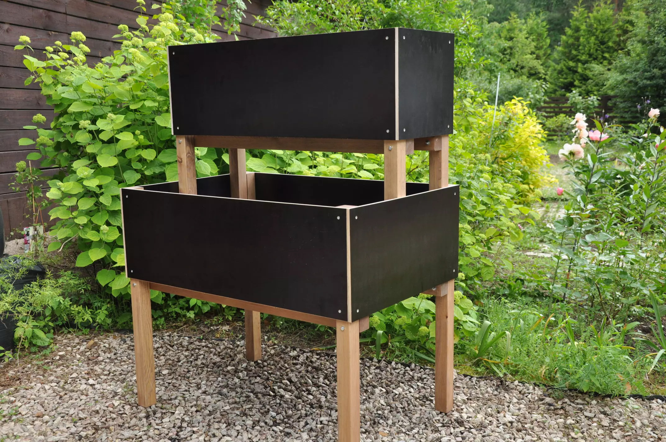 Hoge moestuin-piramide van twee bakken voor een natuurlijke privacy-afscheiding en extra plantniveau