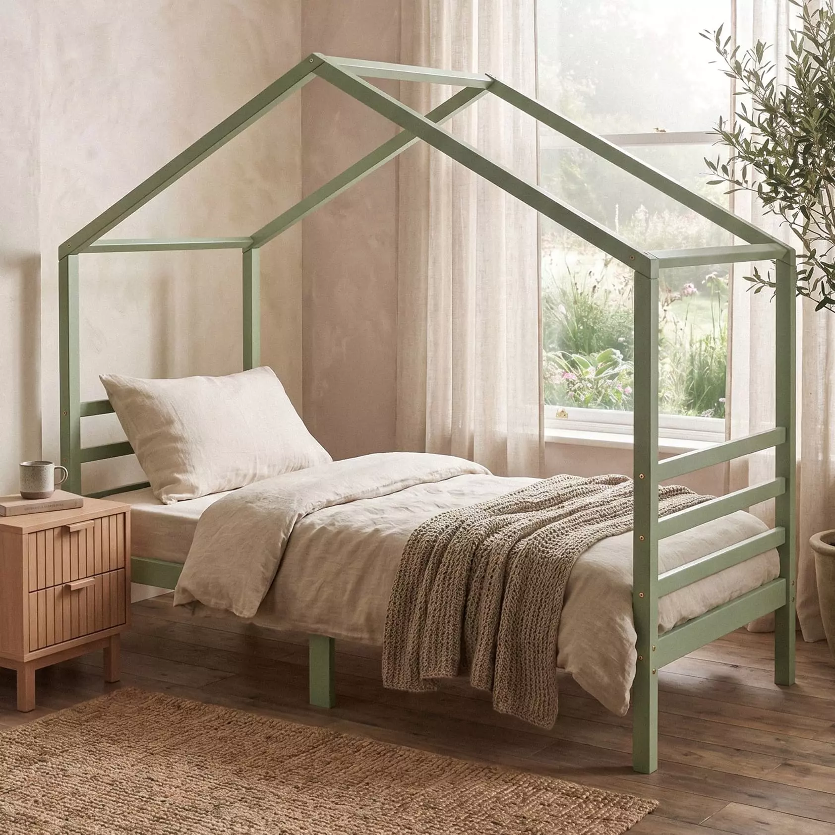 Saliegroen huisjesbed 90x200 cm van massief duurzaam hout met architectonisch dakframe als rustgevend tienerbed voor de tienerkamer