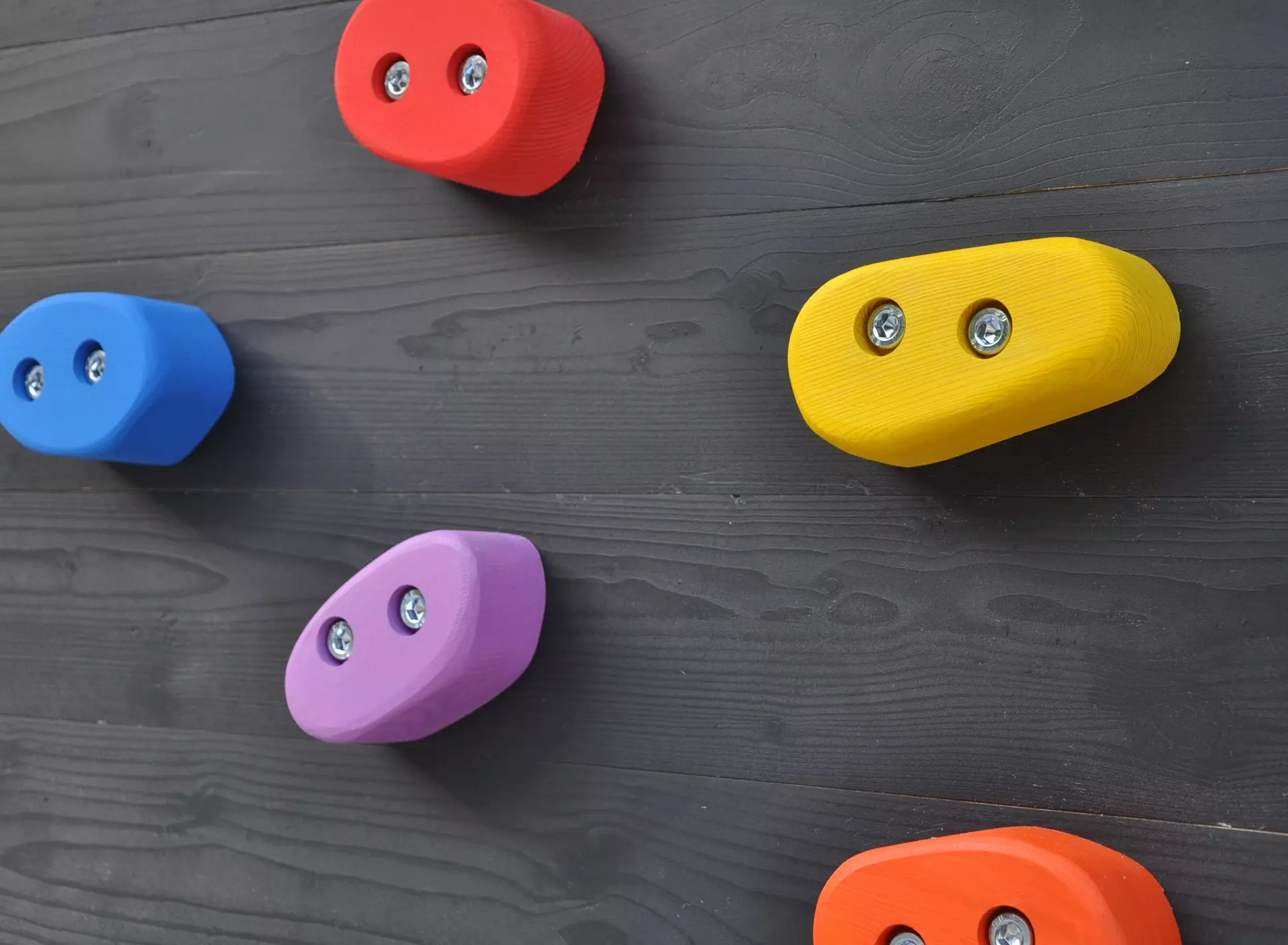 Klimgrepen hout zwart — detail klimgreep 4,5 cm massief hout diepte en grootte op zwart paneel 2×M10 — Barin Toys