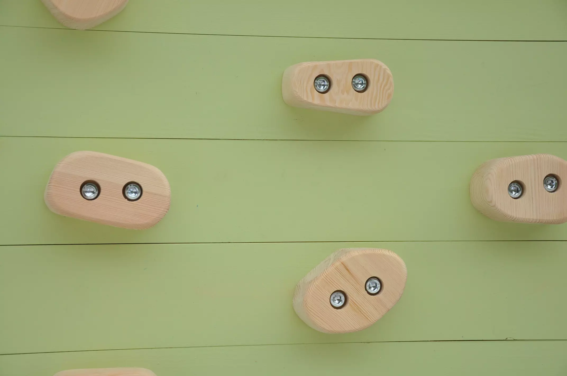 Klimgrepen kopen naturel slaapkamer — onbehandeld grenen houtstructuur eco duurzaam Japandi interieur — Barin Toys