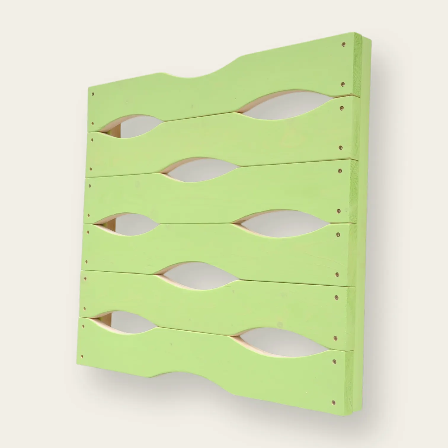Klimwand voor peuters saliegroen — massief houten klimopeningen 3 cm dik breed en afgerond, totale diepte 6 cm vanaf muur — Barin Toys