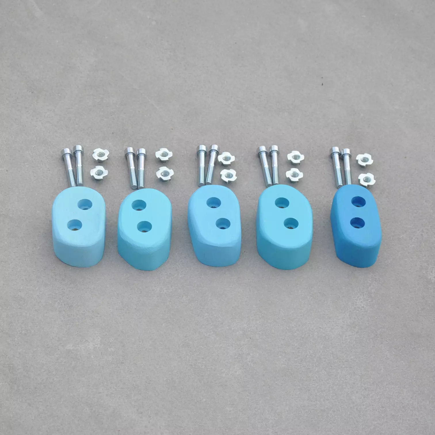 Klimgrepen kind blauw hout set — 5 tinten blauw massief hout voor kinderkamer klimwand, 2×M10 anti-rotatie EN 12572 — Barin Toys